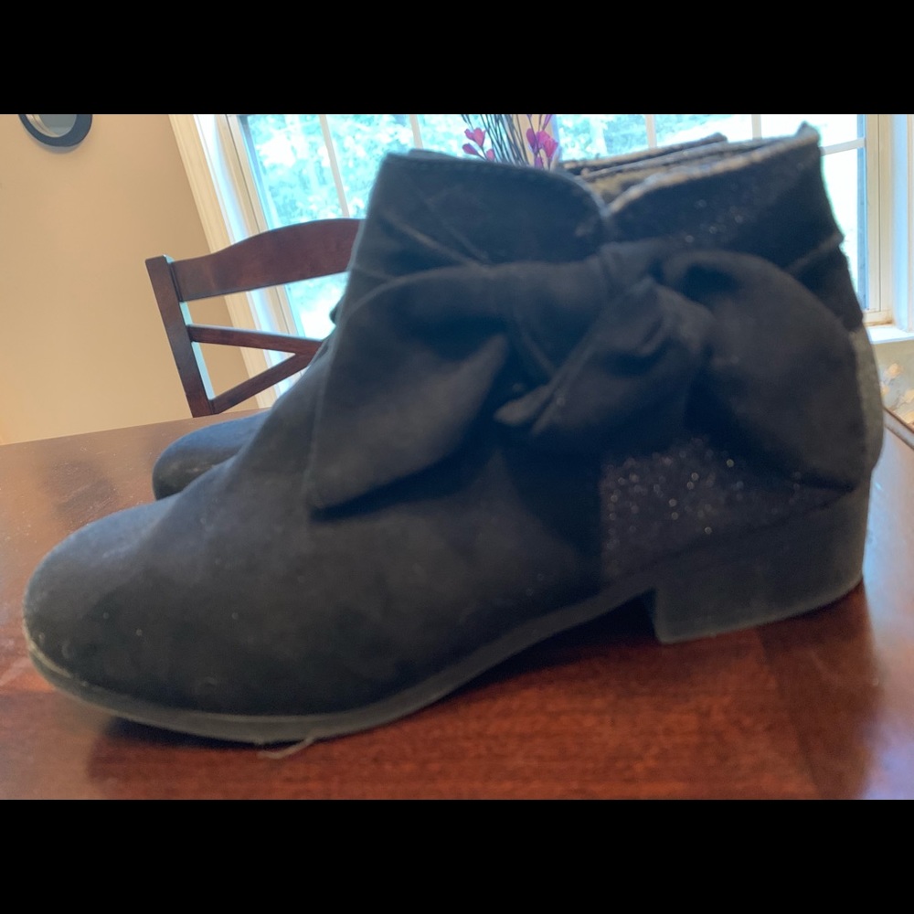 Black with bows on side and glitter on heels SOLD